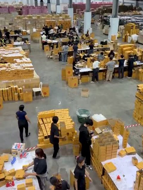 ทีมงาน Vault8 แพ็คสินค้าวันแคมเปญ